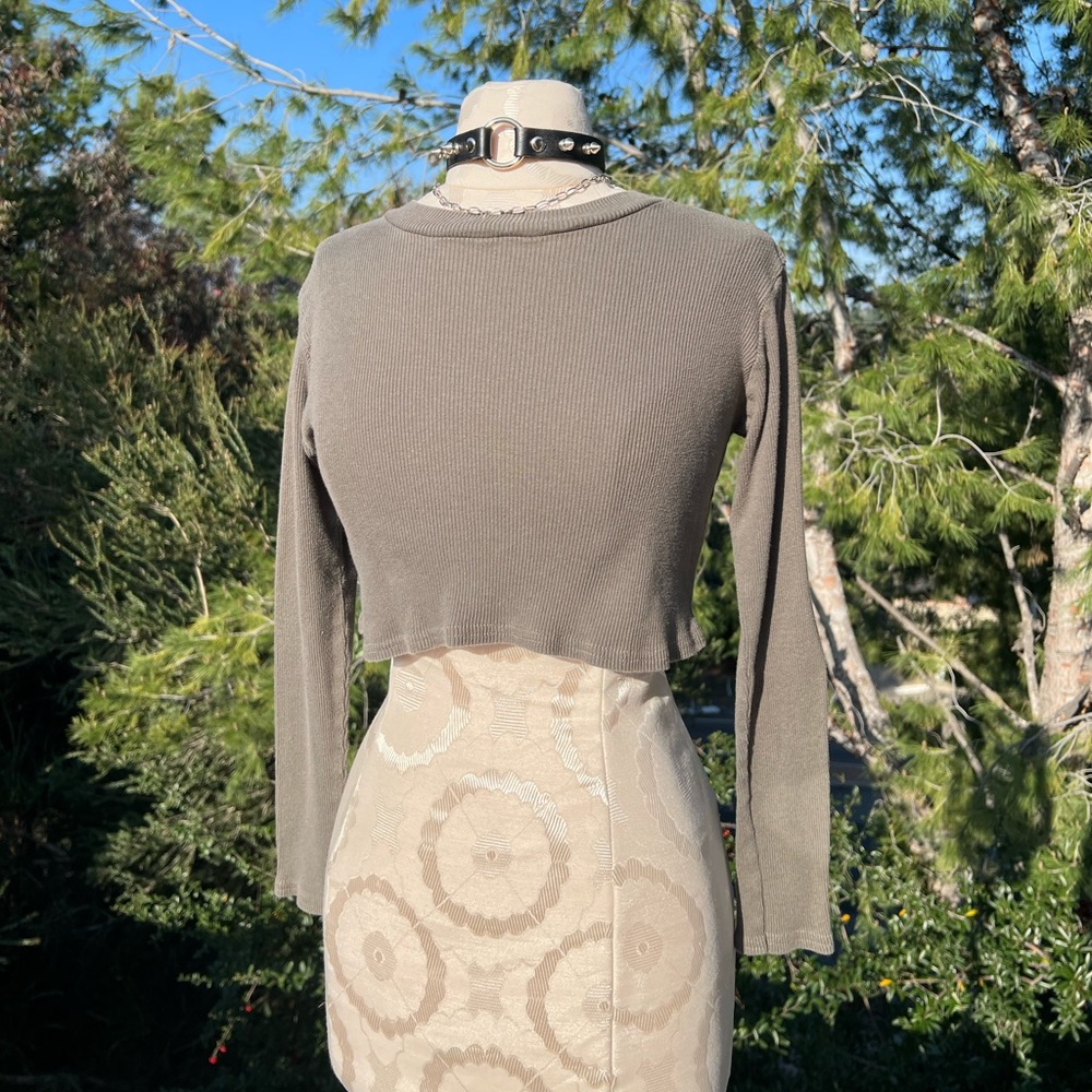 gray green long sleeve crop top